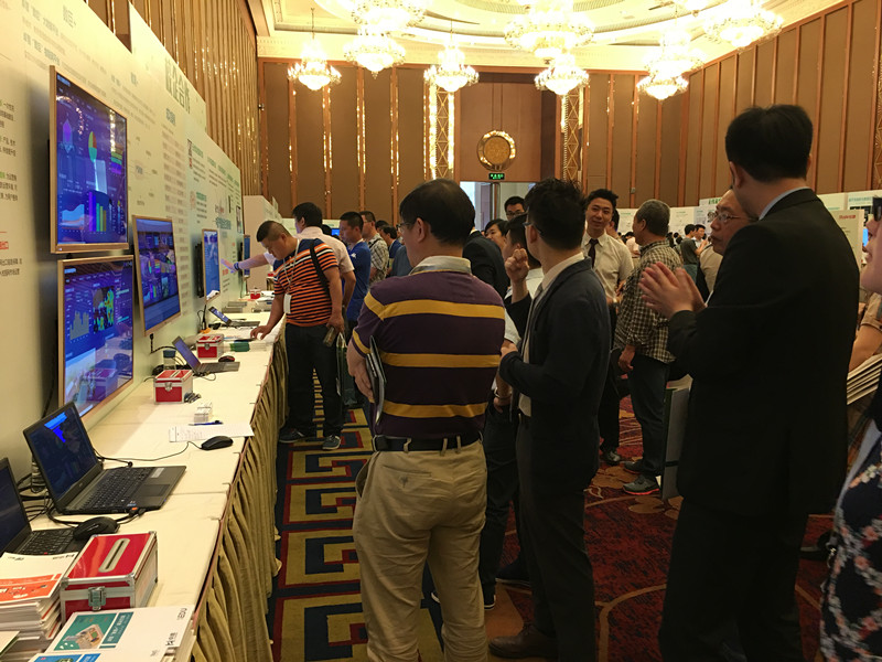 老師們在展會_副本.jpg 老師們在展會_副本.jpg