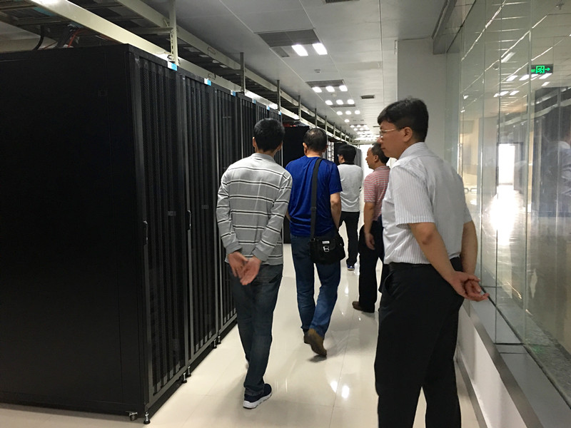 參觀機房_副本.jpg 參觀機房_副本.jpg